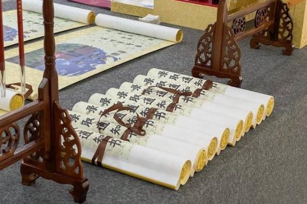 高校1.6米長(zhǎng)卷軸式錄取通知書(shū) 寓意展開(kāi)新的人生