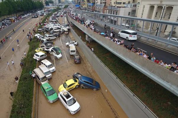 被鄭州暴雨淹沒(méi)的車后來(lái)都怎樣了 暴雨來(lái)臨要注意什么