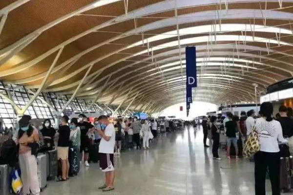 上海浦東機(jī)場回應(yīng)留學(xué)生排長隊值機(jī) 美國留學(xué)需要什么要求