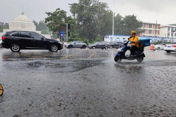 河南本輪強(qiáng)降雨與720暴雨有何不同 暴雨時(shí)在野外怎么辦