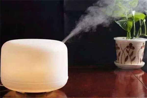 加濕器加熱水還是冷水 加濕器加熱水會(huì)怎么樣
