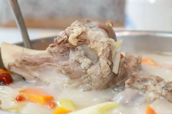 骨頭湯是湯有營(yíng)養(yǎng)還是肉有營(yíng)養(yǎng) 骨頭湯吃肉好還是喝湯好
