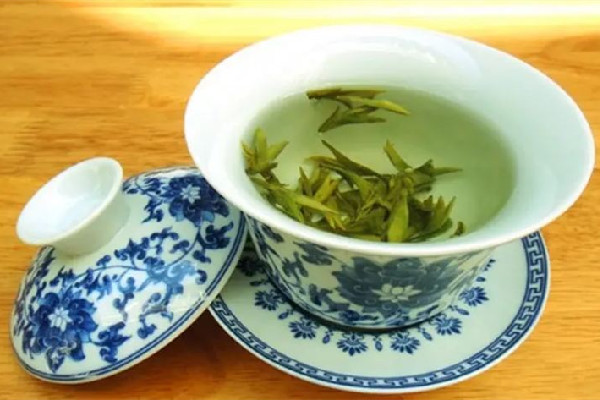龍井茶是新茶好還是陳茶好 龍井茶買(mǎi)什么樣的好