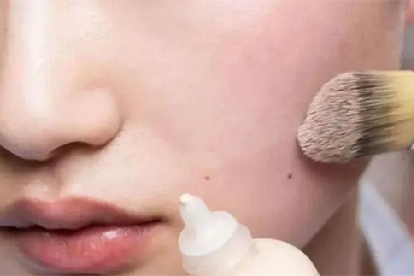 卡粉是肌膚問(wèn)題還是粉底液的問(wèn)題 卡粉要用什么樣粉底液