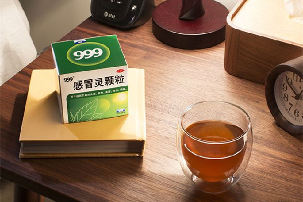 999感冒靈顆粒和布洛芬能一起吃嗎 999感冒靈顆?？梢院桶⒛髁帜z囊一起吃嗎