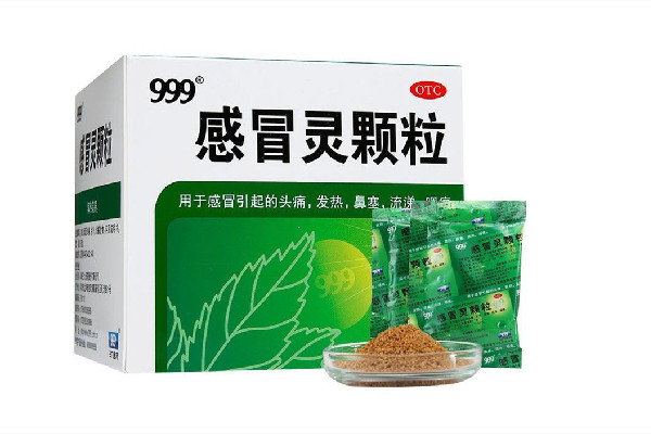 999感冒靈顆粒什么時候吃比較好 999感冒靈顆?？梢钥崭购葐?></p><h3>999感冒靈顆粒適合小孩吃嗎</h3><p>999感冒靈顆粒小兒劑型的小孩子可以吃，大人劑型小孩子不能夠服用。它是一種復(fù)合制劑，里面含有很多的西藥成分和中藥成分。對于感冒引起的頭痛、發(fā)熱、流涕、鼻塞、咽喉腫痛癥狀有不錯的緩解的功效，主要有解熱鎮(zhèn)痛的功能。部分的小孩服用之后，會出現(xiàn)不良反應(yīng)，比如有蕁麻疹、藥物熱，甚至出現(xiàn)有乏力、口渴等癥狀。如果長期服用，可能會影響到肝腎功能。一般小孩子應(yīng)該服用專用的小兒劑型的999感冒顆粒。</p><p style=