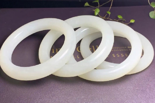 白玉手鐲和翡翠手鐲哪個好 白玉手鐲是什么材質的