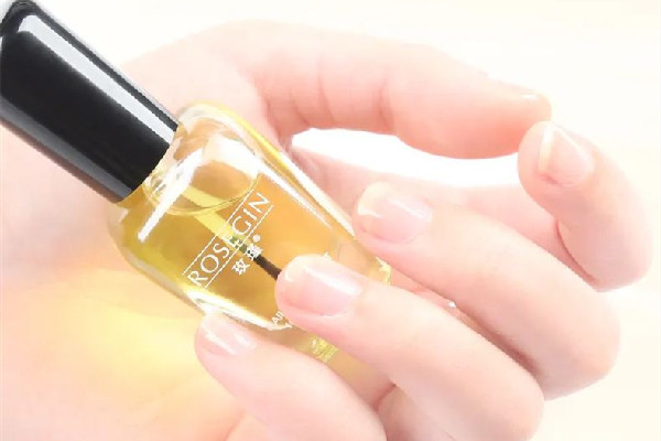 美甲營(yíng)養(yǎng)油可以涂在指甲上嗎 美甲營(yíng)養(yǎng)油涂完要擦掉嗎 美甲營(yíng)養(yǎng)油可以涂在指甲上嗎 美甲營(yíng)養(yǎng)油涂完要擦掉嗎