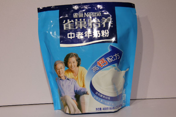 老年奶粉和純牛奶哪個(gè)營(yíng)養(yǎng)好 老年奶粉和蛋白粉可以一起沖嗎