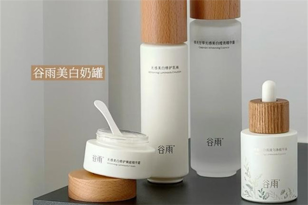 海邊的光與暗：一個美白修護護膚套組，讓曬黑的肌膚重獲透亮白凈